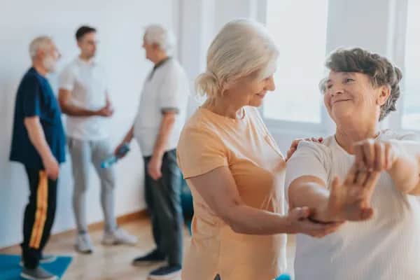 rehasport mit einer person beim streching