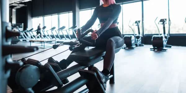 Frau im Gym