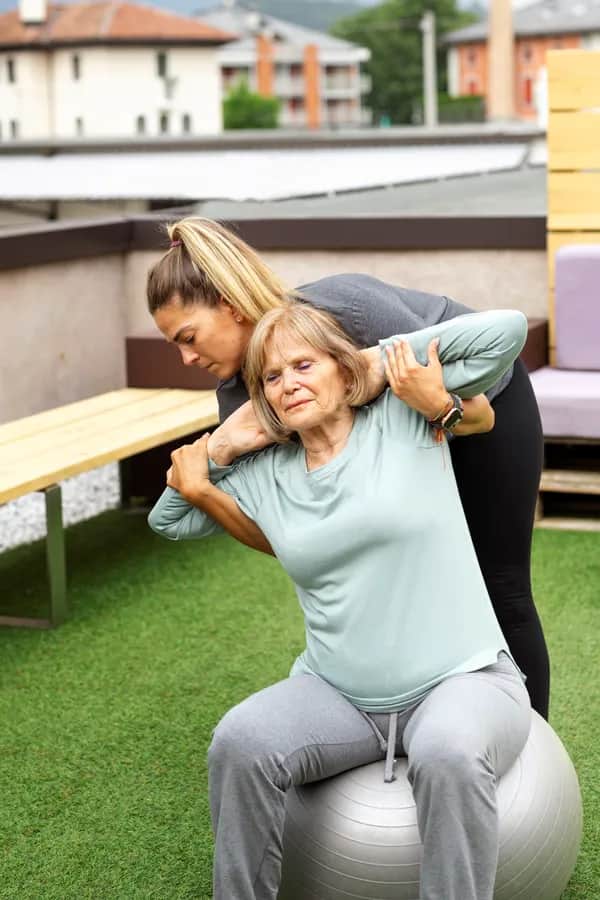 ältere frau bei einer fitness übung