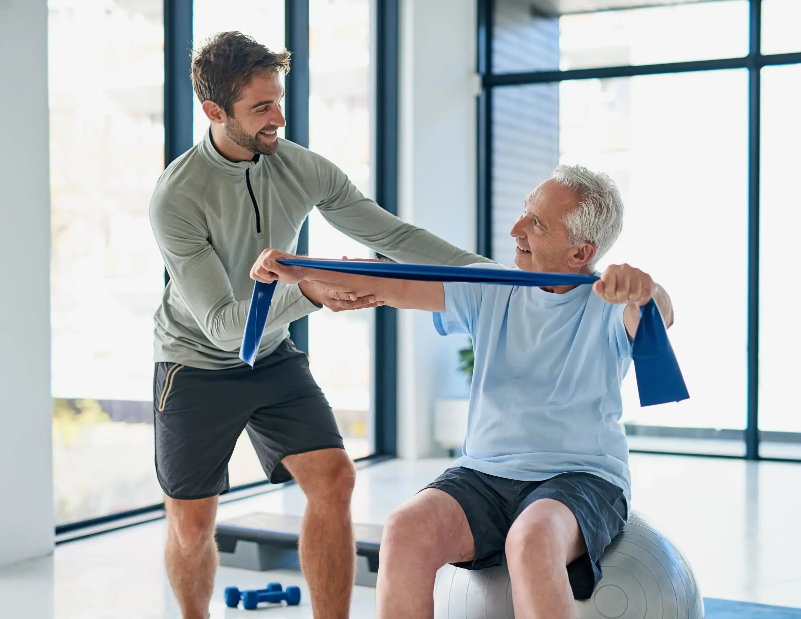 Rehasport mit einem Mann