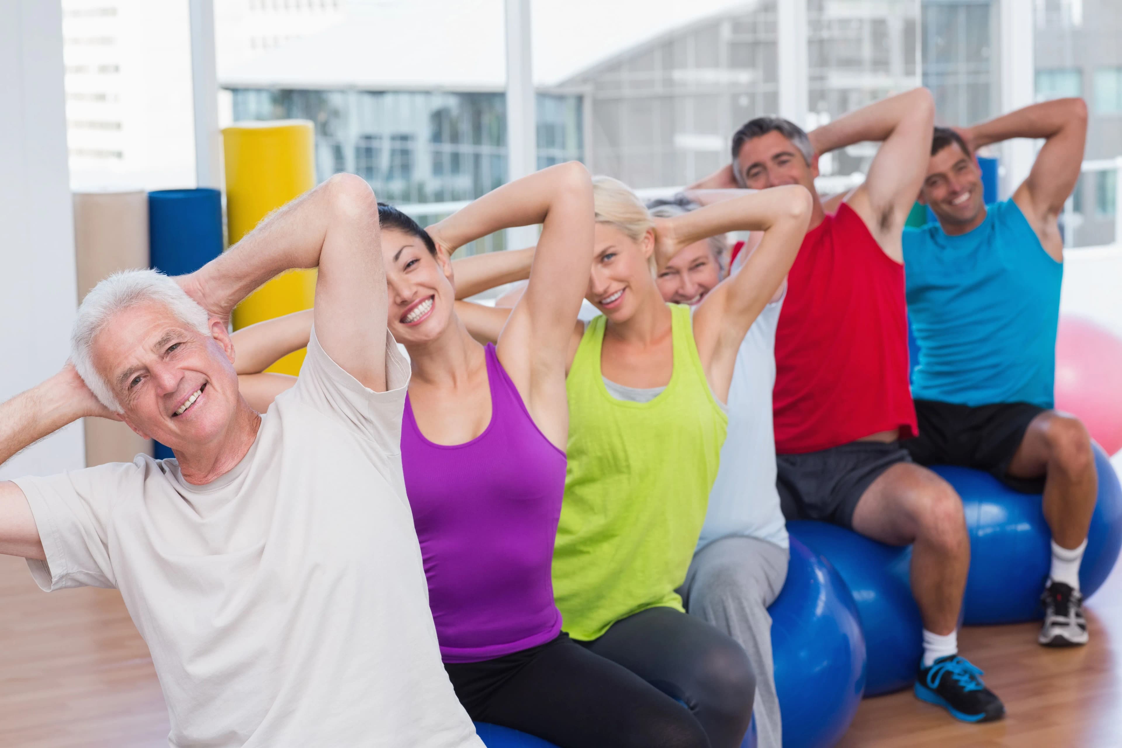 Senioren mit Bällen im Kurs