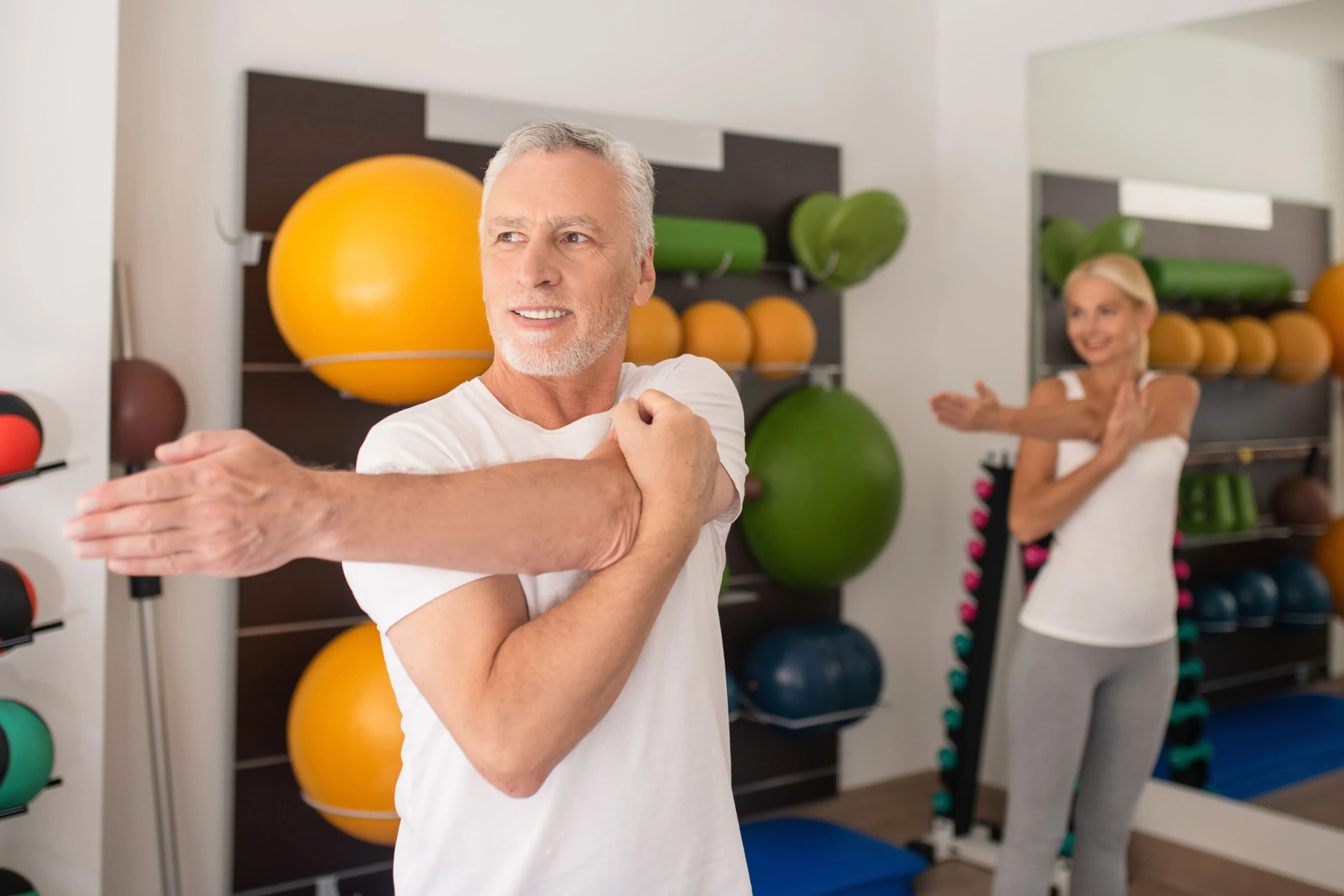 Rehasport im Kursraum Mann, Frau