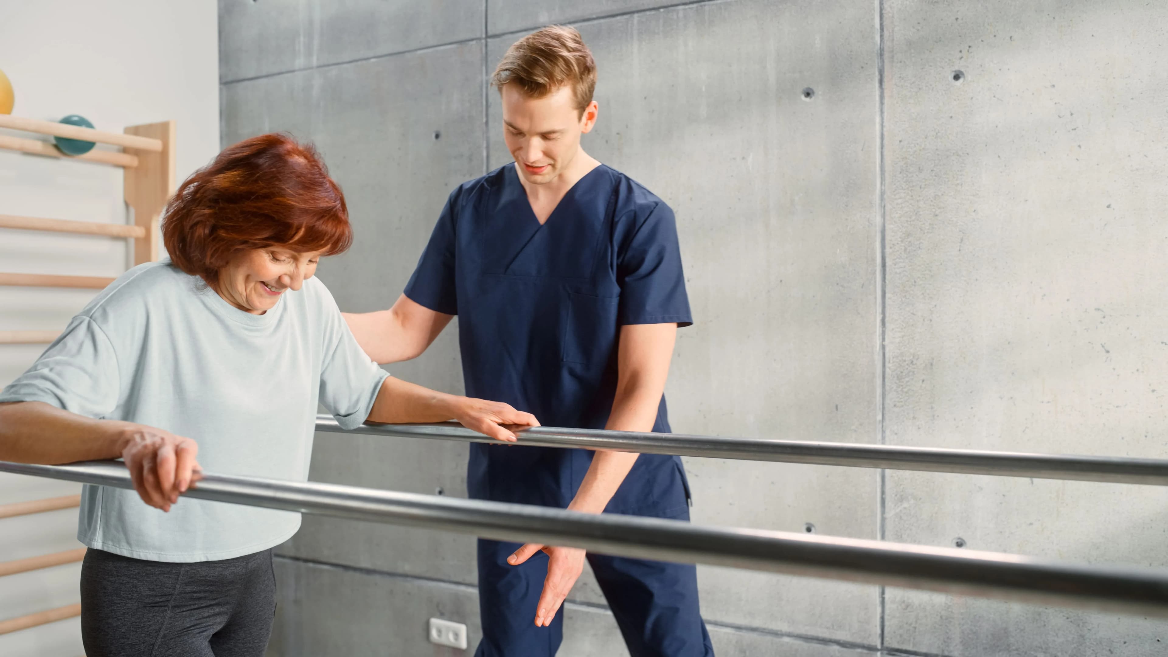 Sport-Physiotherapie-Spezialist-Dehnung-Muskel-Gruppen-mit-älter-Frau-Rehabilitation
