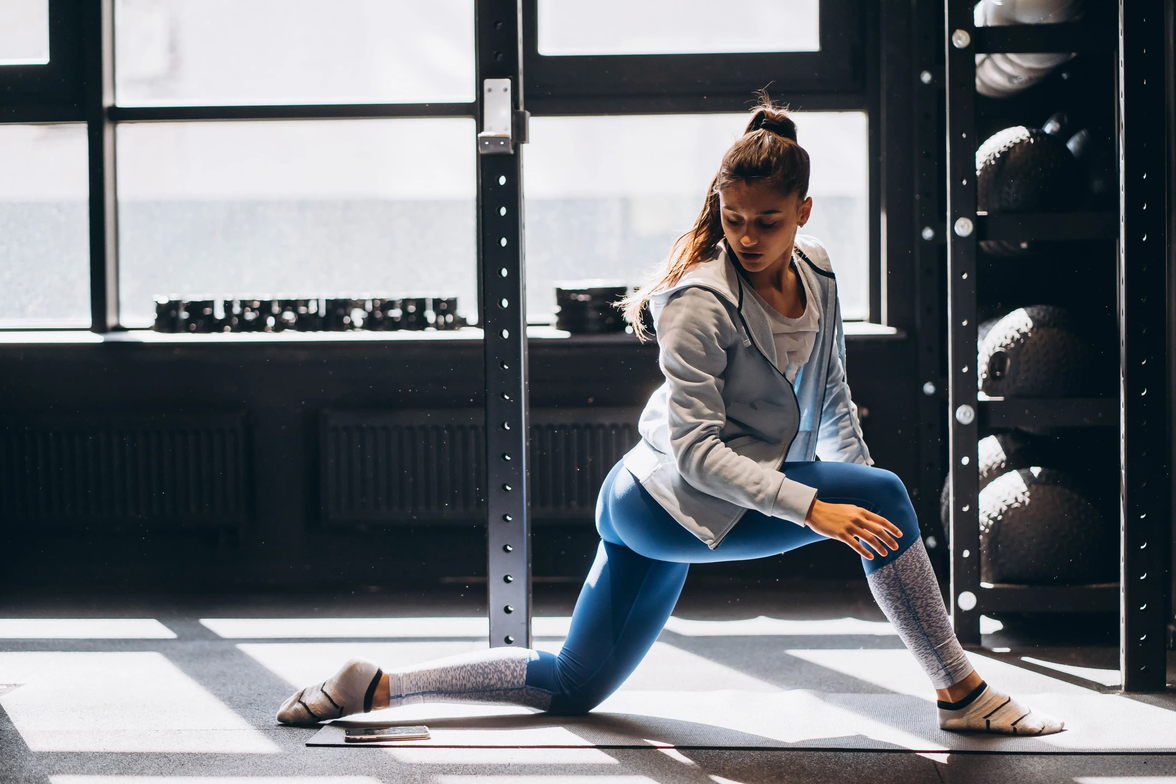 attraktive-junge-Frau-macht-Yoga-Pilates-Übungen