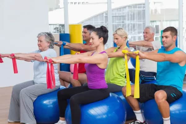 Rehasportgruppe mit Übungen