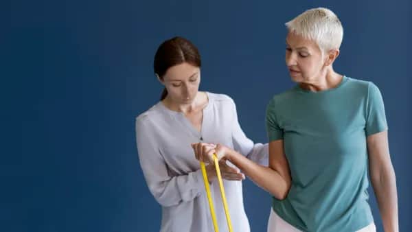 seniorin mit therapeutin