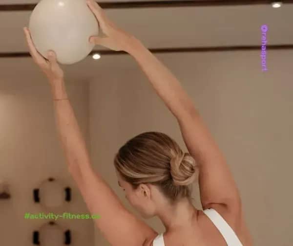 person trainiert mit ball